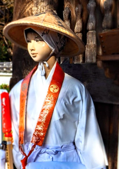 徳島県鳴門市 １番札所霊山寺はお遍路のスタート地点 灯籠が美しい本堂と気になるマネキン